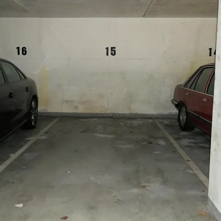 Schoelerberg Mit Tiefgaragenparkplatz Und Kingsize-bett
