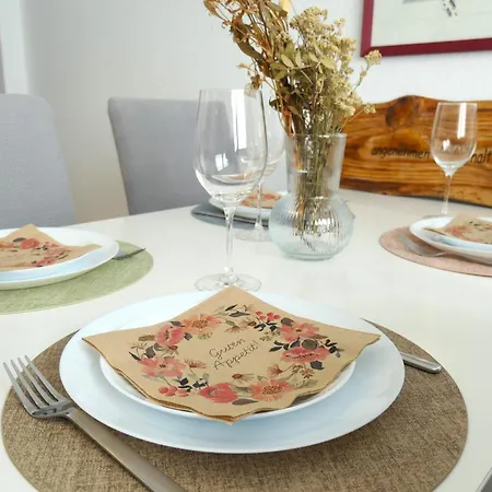 Schoelerberg Mit Tiefgaragenparkplatz Und Kingsize-bett *