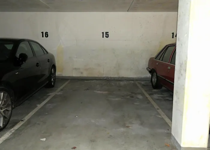 Schoelerberg Mit Tiefgaragenparkplatz Und Kingsize-bett